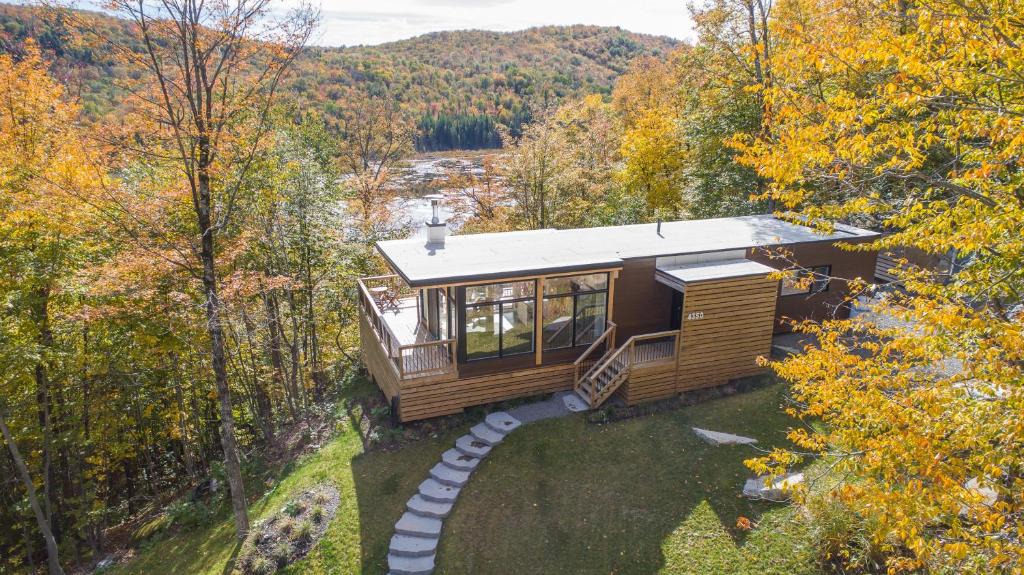 Les Pays-d'en-Haut Regional County Municipality House | Modern Chalet with Mountain and Lake view by Reserver.ca