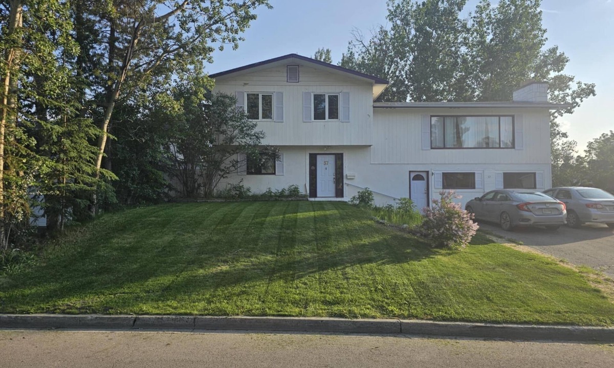 Whitehorse House | Modern comfort: Stylish suite in a prime location. Close to schools and hospital