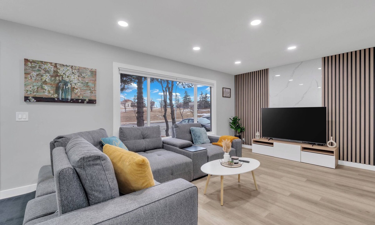 Calgary House | Modern & Cozy House, AC & BBQ, 10 min to DT & Airport! No Tenant in the basement