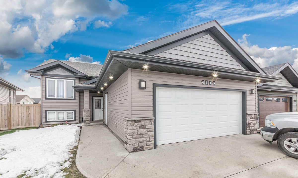 Lloydminster House | Modern House {Fenced Back Yard} BBQ Garage {Clean}