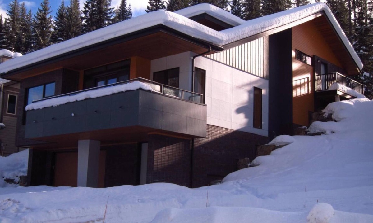 East Kootenay House | Modern luxury chalet with incredible Ski in/Ski out access