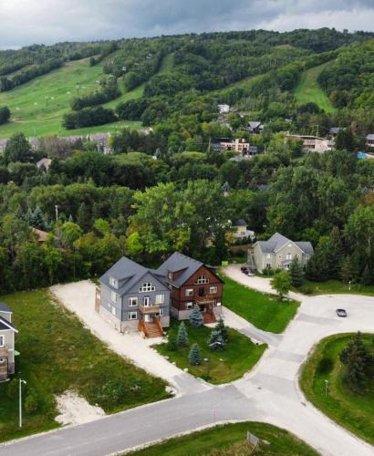 The Blue Mountains Ski Chalet | Modern Memories 8BR Hillside Chalet w BBQ, Laundry and 6.5WR