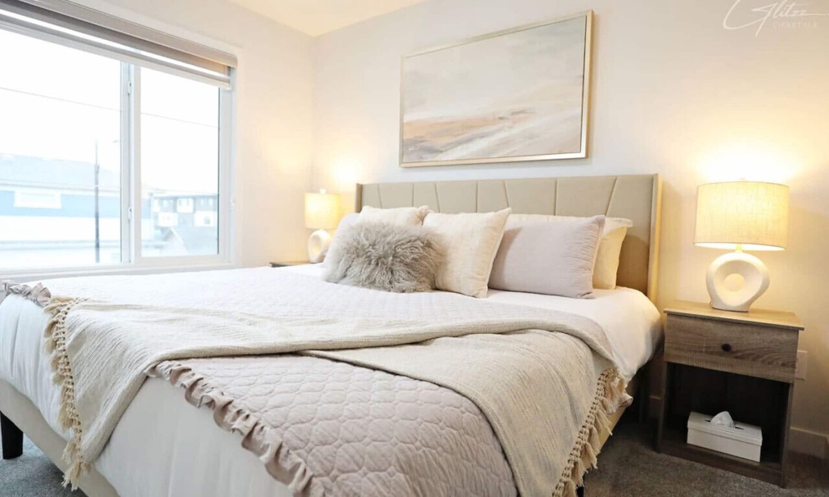 Leduc County House | Modern Retreat With 4 King Beds|Airport|Disney+