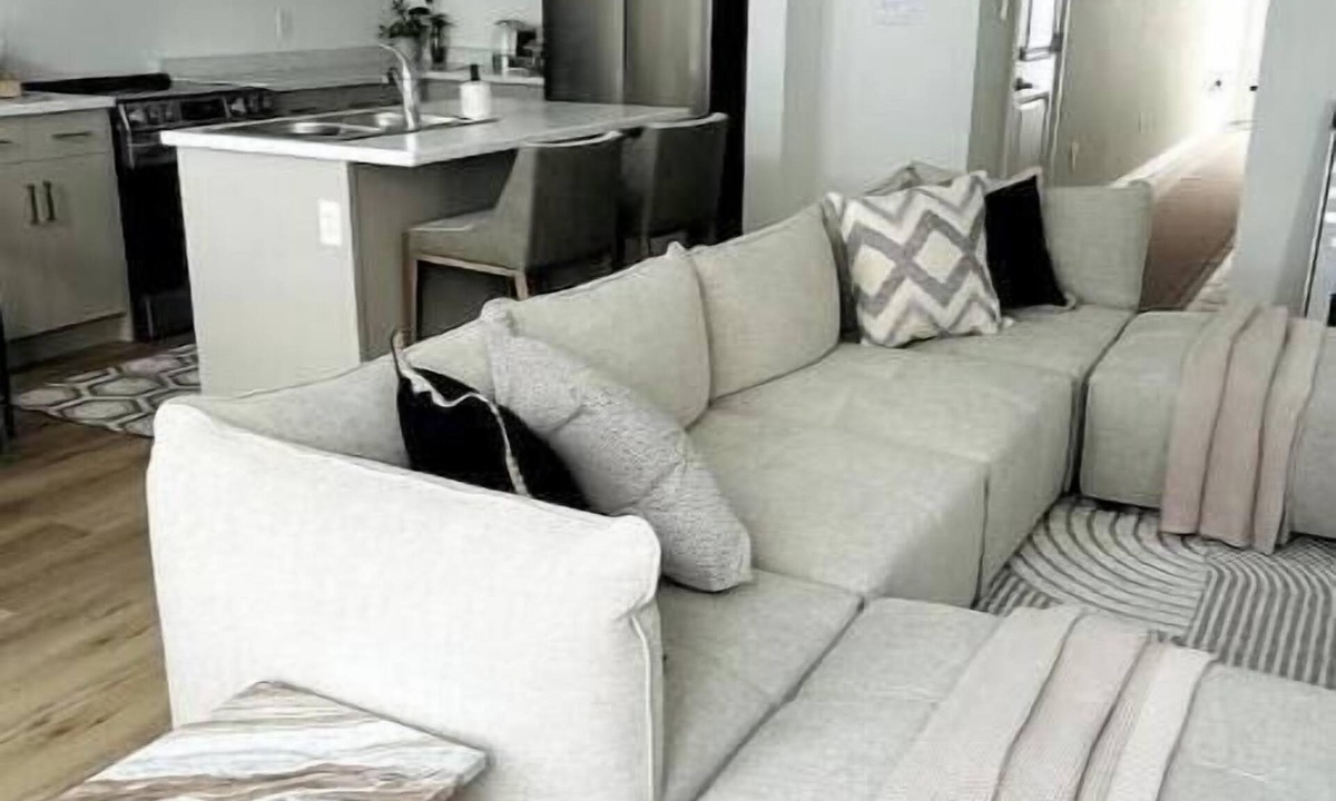 Fonthill House | Modern Stay Niagara. 3 bedroom house. Minutes from Niagara Falls. Book now!