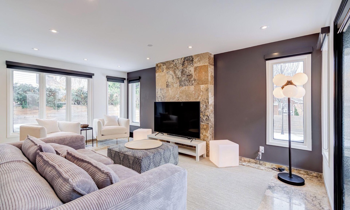 Burlington House | Modern Stylish 5BR Home with Gazebo/BBQ/Parking