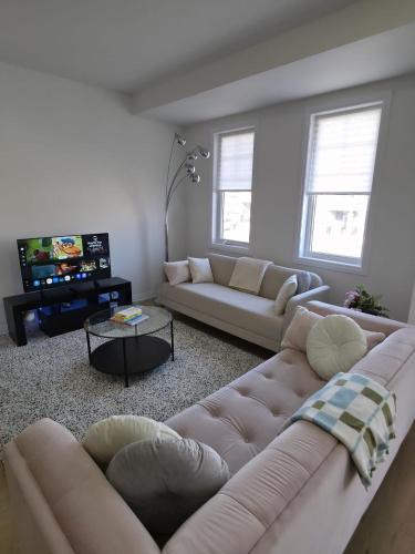 Caledonia House | Modern Stylish Cozy Home Balcony Wifi