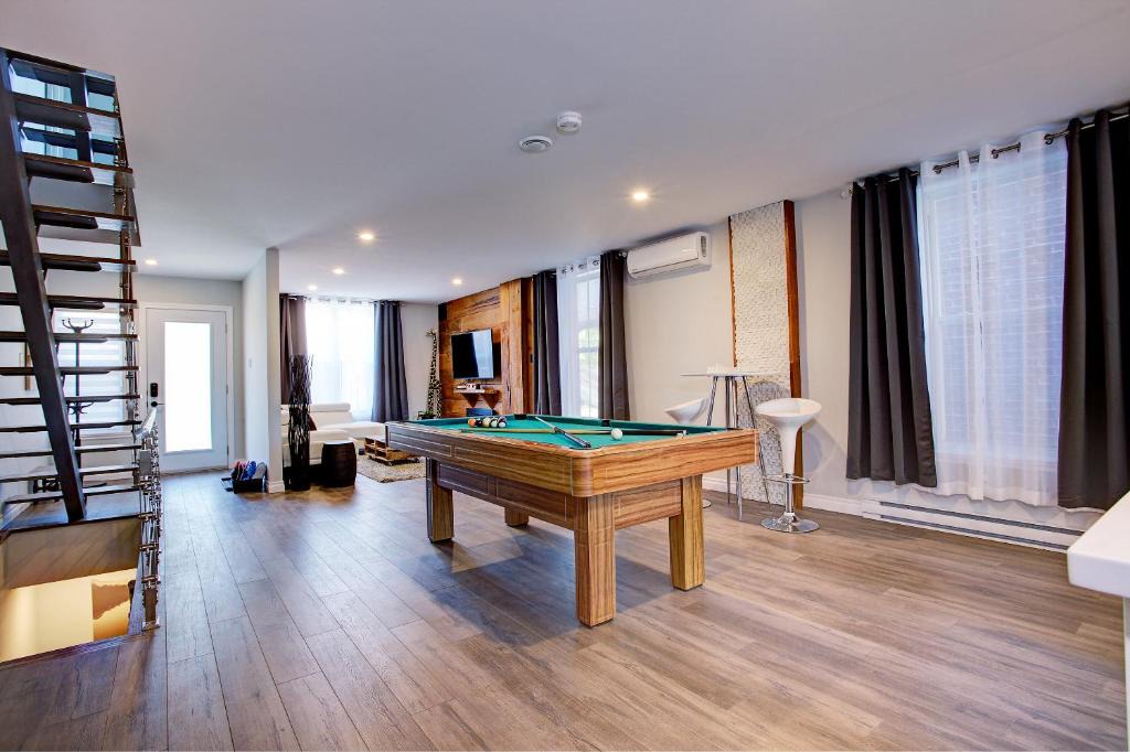Cote-Saint-Paul House | Modern Townhouse with Rooftop Deck