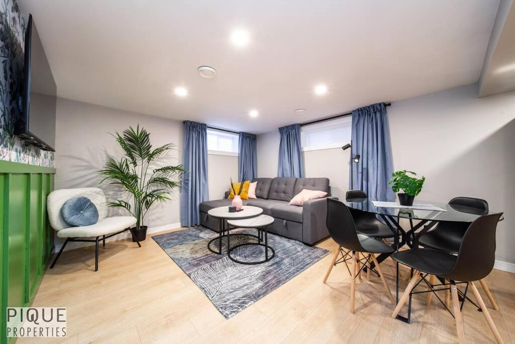 Northeast Edmonton Apartment | Modern Urban Escape -King Bed -Pet Friendly - Free Parking & Netflix - Fast Wi-Fi