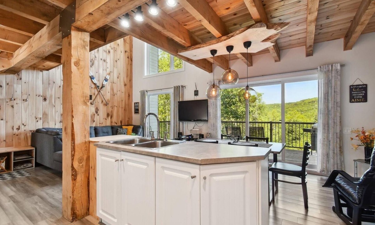 Mandeville Ski Chalet | Mountain Cottage: Stunning Views, Comforts, Spa & Pet-Friendly!