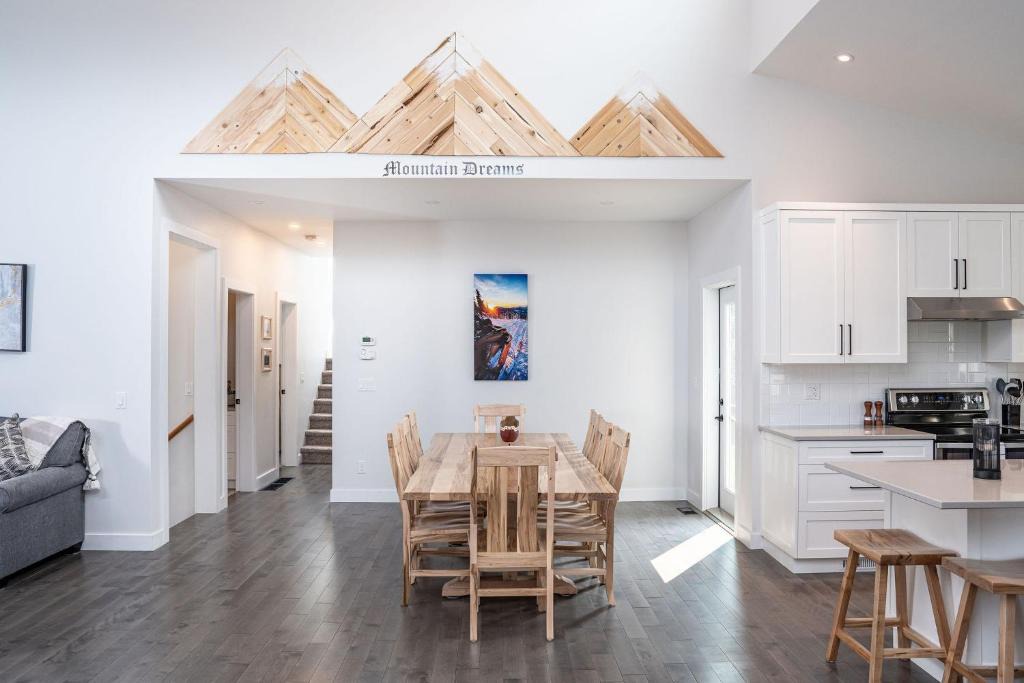 Revelstoke House | Mountain Dreams - Revelstoke Home Near RMR