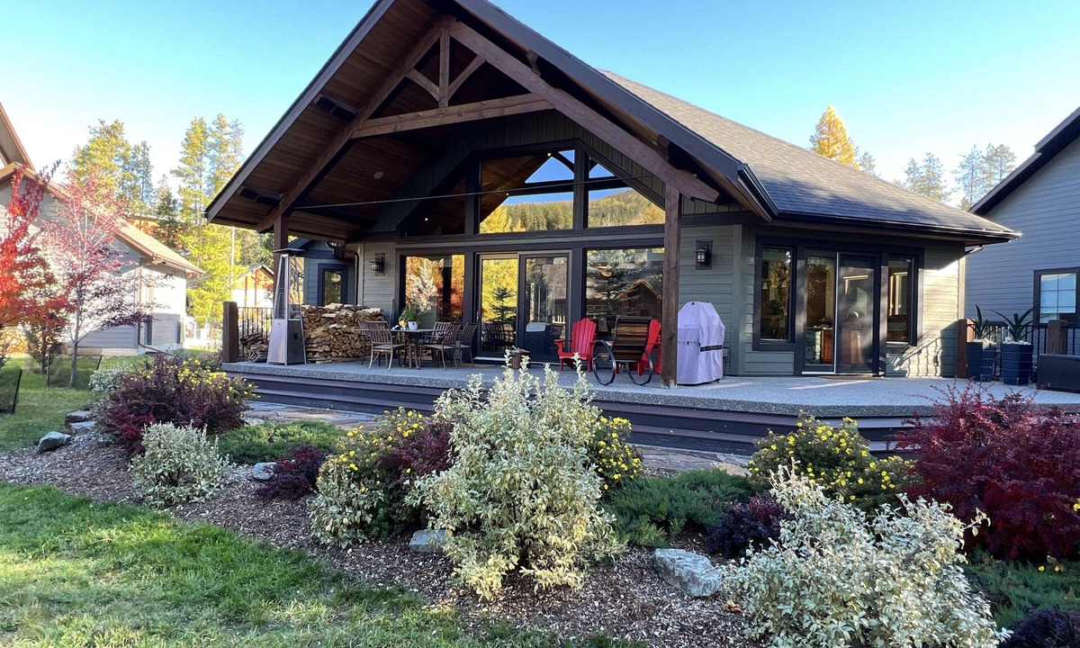 East Kootenay House | Mountain living at its finest in our spacious 4-bedroom home with Wheelchair Access