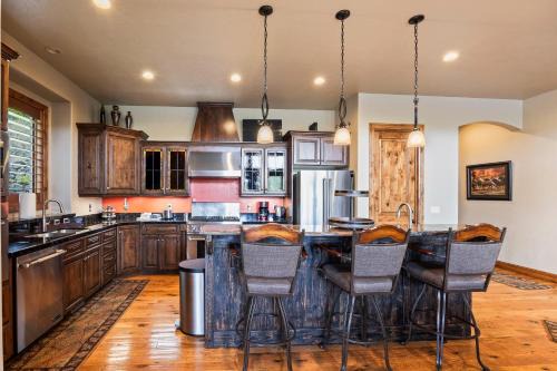 Summit Park House | Mountain Luxury, Sleeps 10, Private Hot Tub, 15 Min to Canyons, Ideal for Family Getaways!