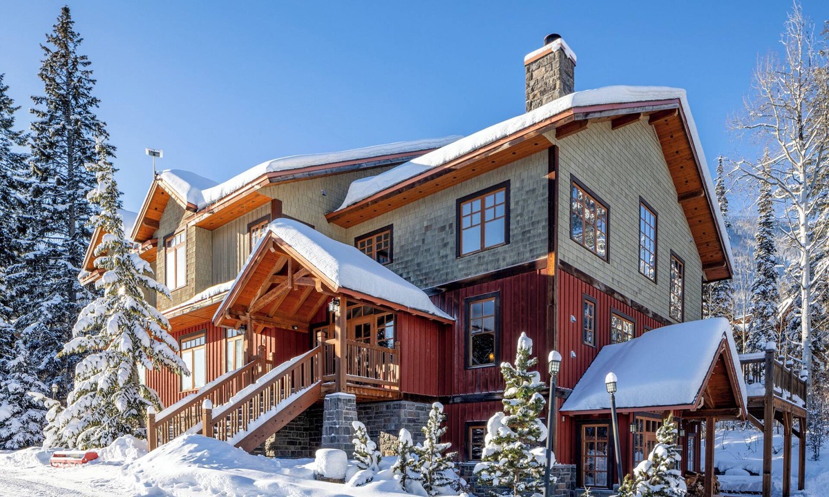 Golden Ski Chalet | Mountain-Side Lodge: Perfect for Wellness Retreats, Large Families & Big Groups
