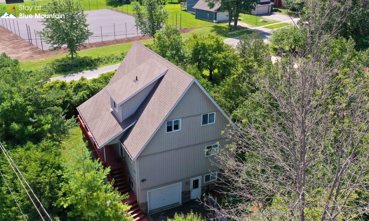 The Blue Mountains Ski Chalet | Mountain Views, Steps to BM Village, Hot Tub, BBQ