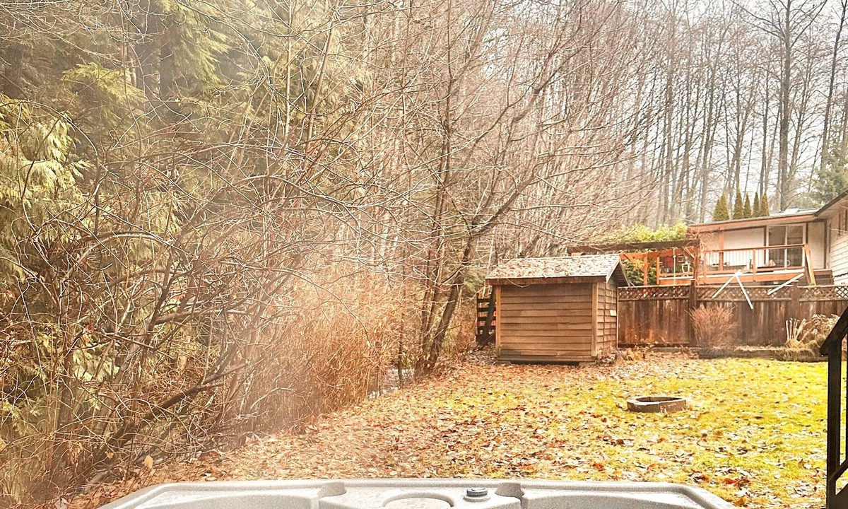 Squamish House | Mountain View, 5BDR, Patio and Hot Tub! Creek In the Backyard!