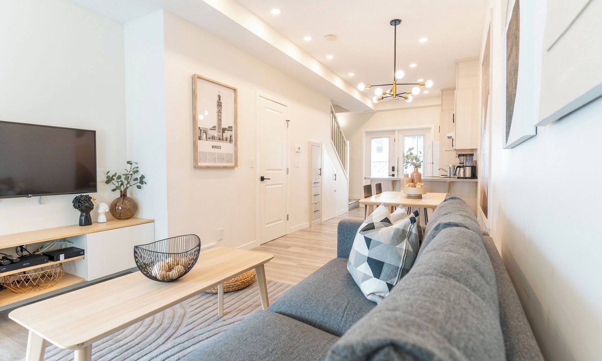 Harvie Heights House | Mountain View Lodge for Groups - free parking- 4 suites