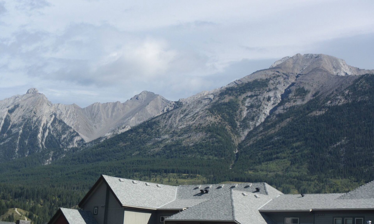 Canmore Condo | Mountain views, top floor, large deck, comfortable beds