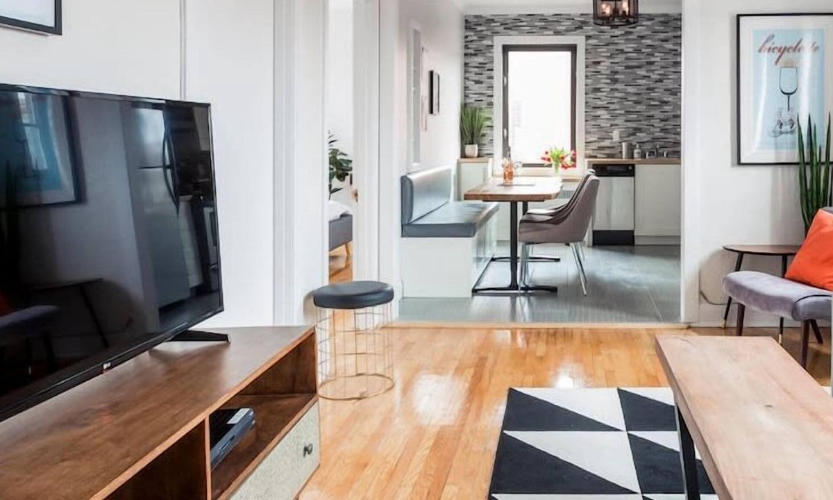 Plateau Mont Royal Apartment | MTLVR #04 | Live like a local, sunny patio, A/C