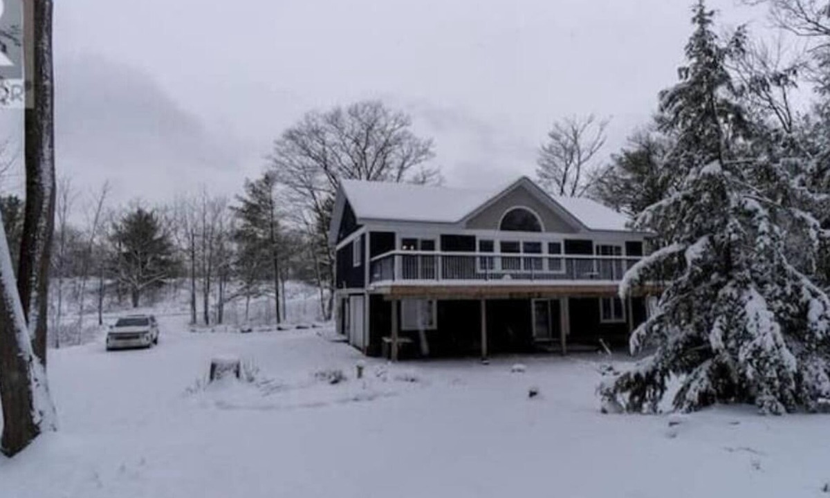 Muskoka Lakes House | Muskoka Gem on 5 Acres of Enchanted Forest w/Panoramic Sauna!