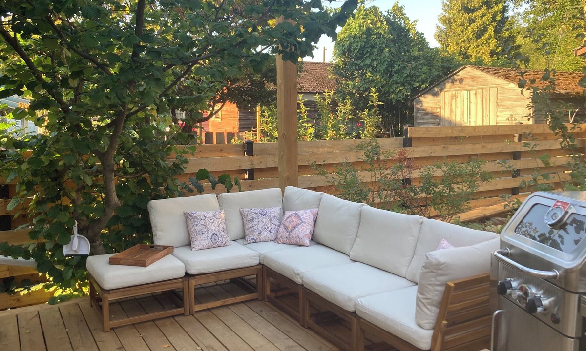 Nelson Apartment | Natural Nook by Nelson lakeside park. Downtown walkable and pet friendly!