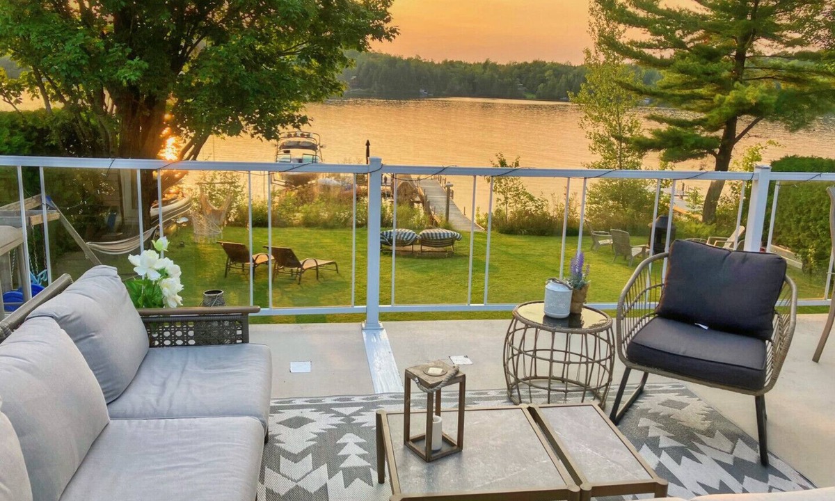 Stanstead Township House | Navigable Lakefront Chalet