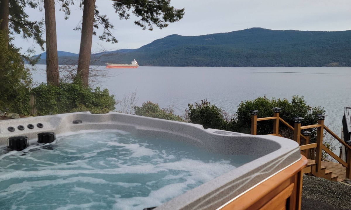 Cowichan Bay Apartment | New 1 Bedroom Apt with Oceanview Hot Tub