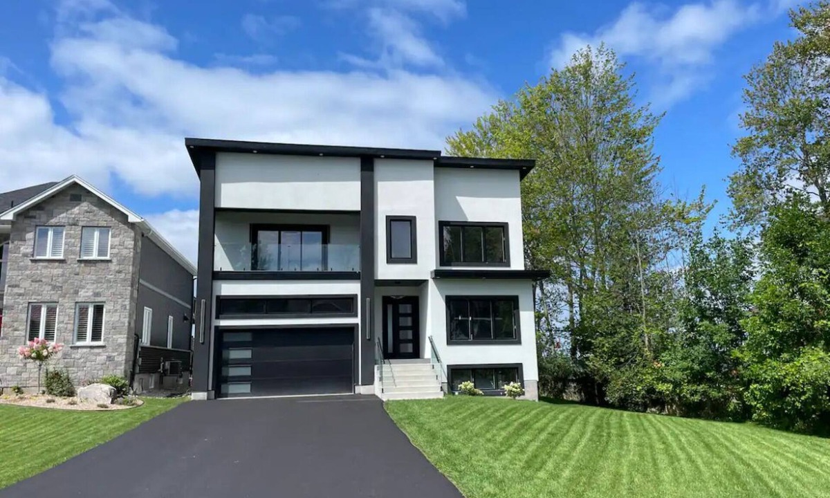 Victoria Harbour House | New home|Hot tub|Private beach|Lake front