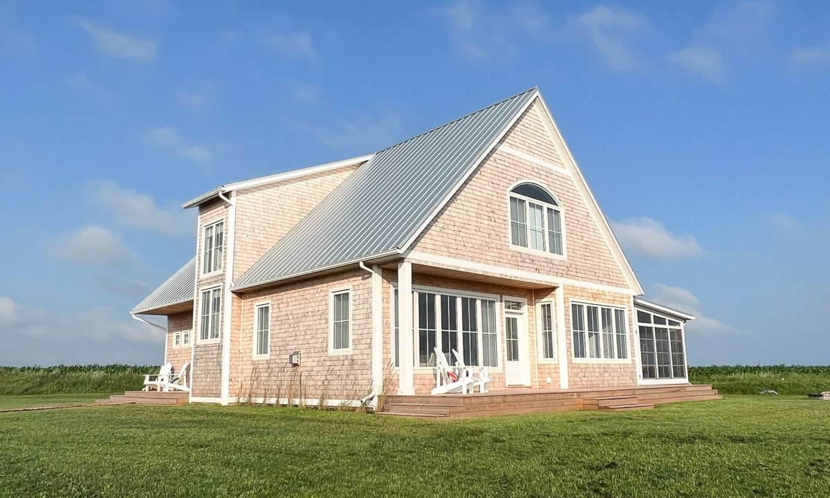Sea View House | NEW Large upscale ocean view! Sunroom, hot-tub and 1 minute to amazing beach