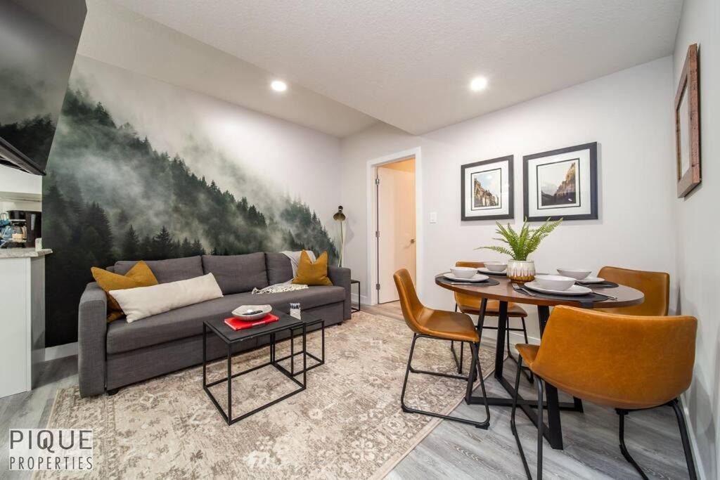 Old Strathcona Apartment | NEW, Mountain Chic Suite, Whyte Avenue, Netflix, WiFi, Sleeps 6