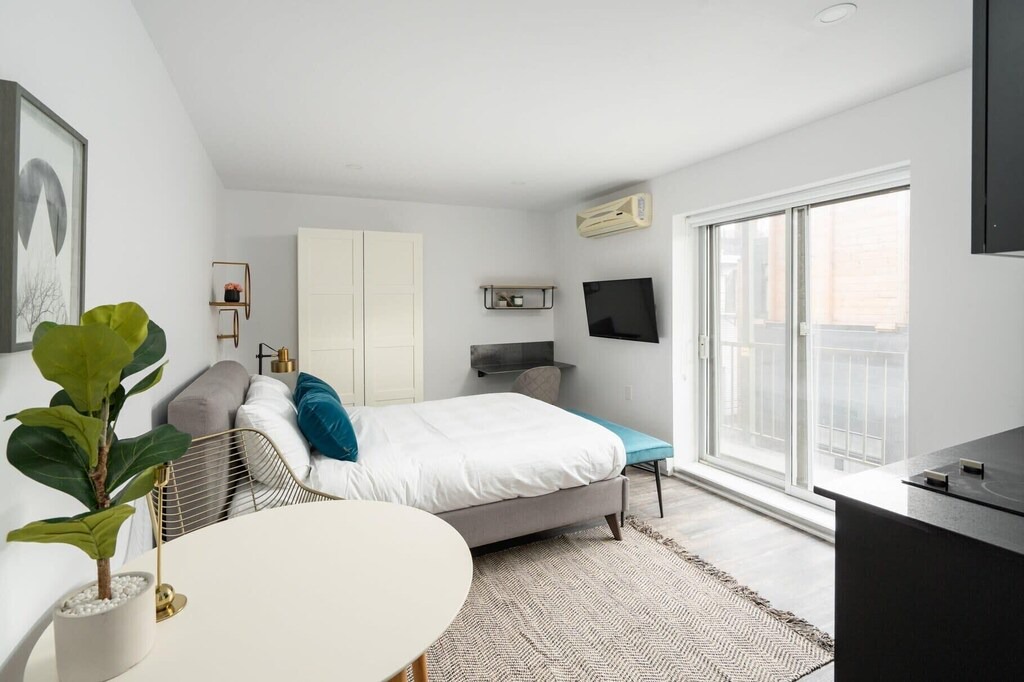 Latin Quarter Apartment | Newly renovated 1 bedroom Studio near Berri-UQAM