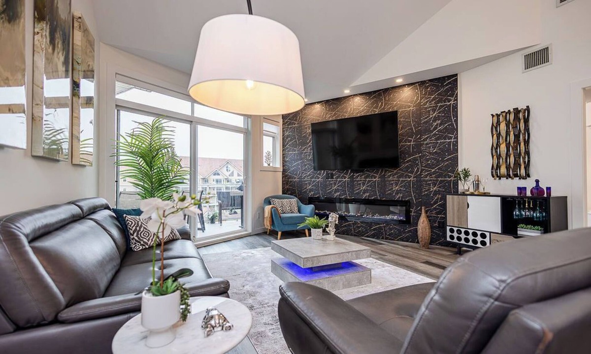 North End Condo | Newly renovated 2,000sf Penthouse Loft Discovery Bay Sleeps 12 with 4 bedrooms.