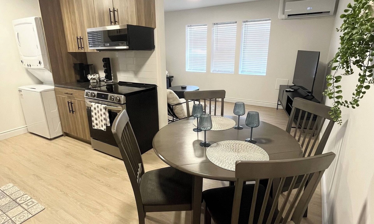 Walkerville Apartment | Newly renovated 2 bed 1 bath #UPPER floor unit.