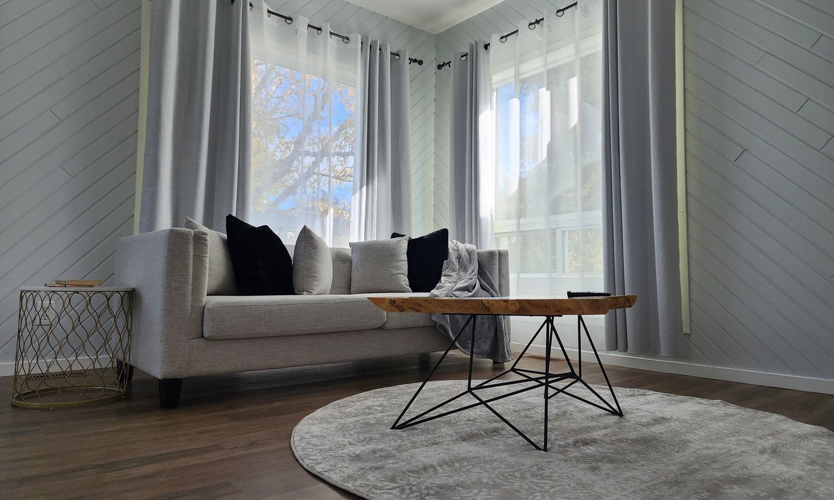 Cochrane House | Newly renovated home in the heart of Cochrane close to lake and downtown