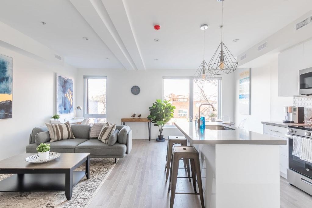 High Park-Swansea Apartment | NEWLY RENOVATED - Luxury 3BR Apartment - Steps to High Park!