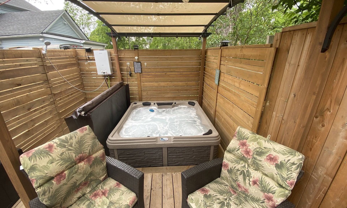 Niagara Falls House | Niagara Chalet with Hot Tub - Steps to the Falls