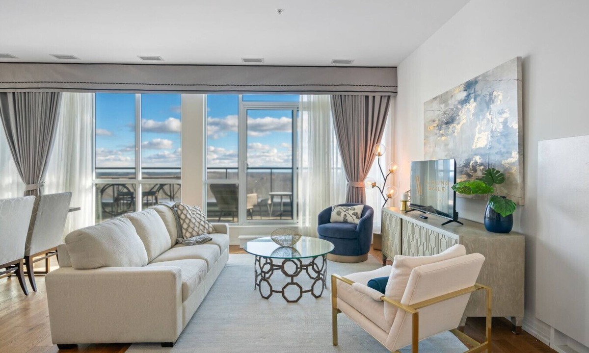 Niagara Falls Apartment | Niagara Falls Penthouse | Great Views | Gym | Luxe