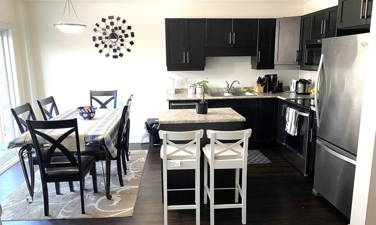 Thorold House | Niagara Sleeps 6 Cozy 3bed 3bath Near Falls