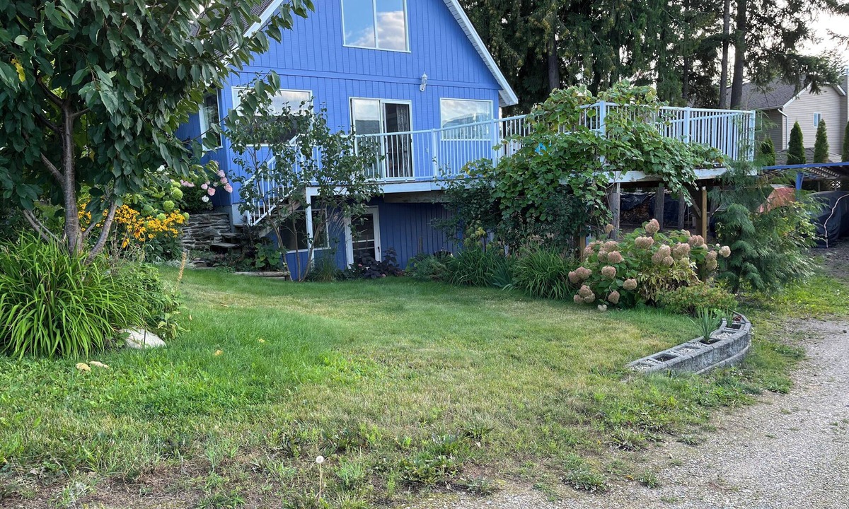 Salmon Arm House | Nice 2-bedroom walk-in lower suite in Salmon Arm. Private parking and yard.
