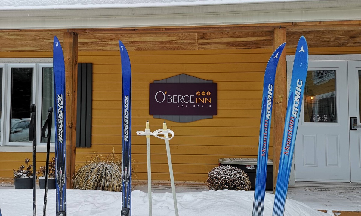 Val David Bed & Breakfast | Oberge Inn Riverside guest room in Val-David village with free parking