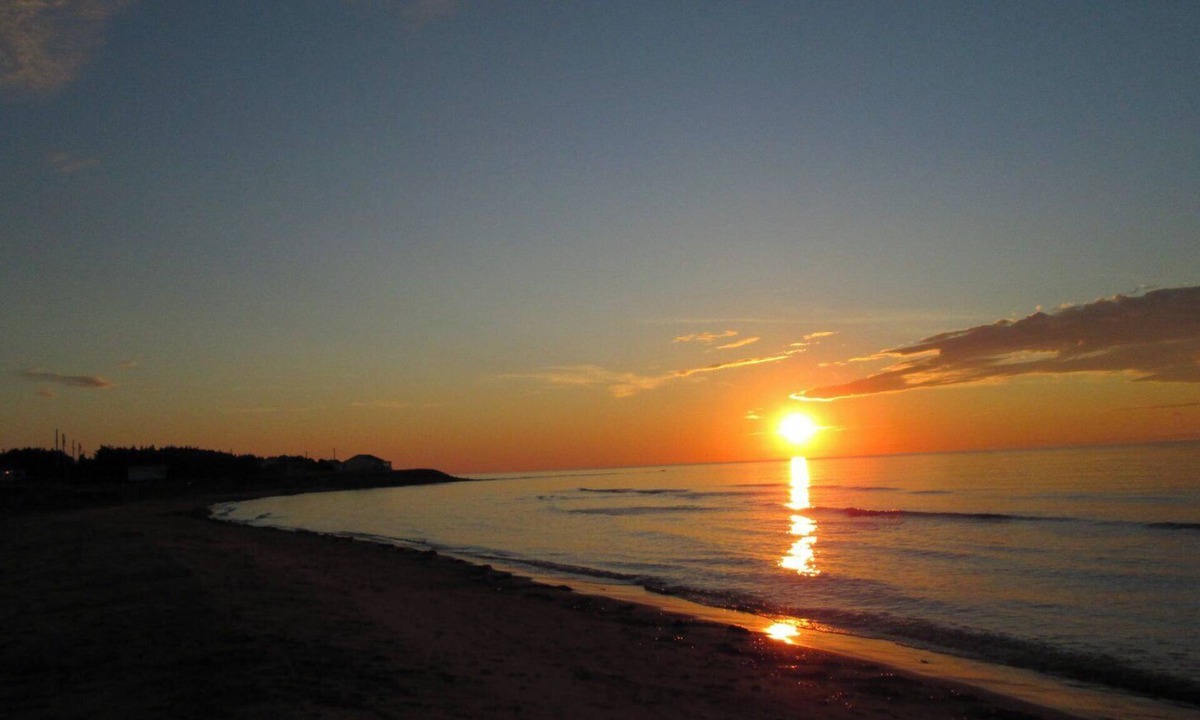Points East Cottage | Ocean Front 3 bedrooms. Amazing sunroom and a few minutes walk from Sandy Beach.