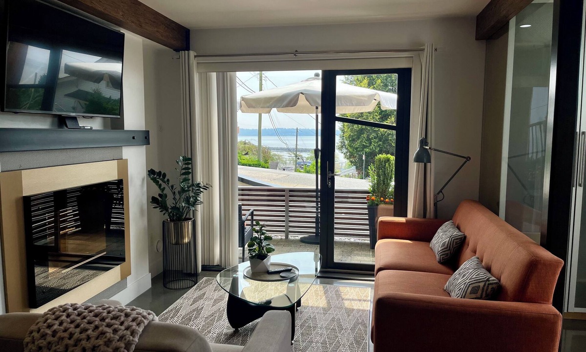 White Rock House | Ocean View White Rock Modern 2 Bedroom. 1 min walk to beach! BC & City licensed.