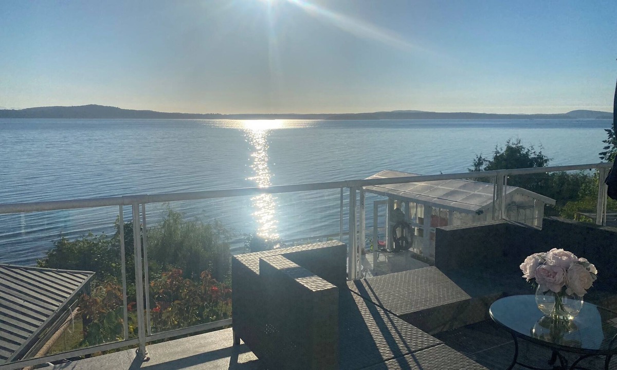 Chemainus Bed & Breakfast | Oceanfront, beach access Cozy bed & breakfast loaded amenities , Sunny Saltair