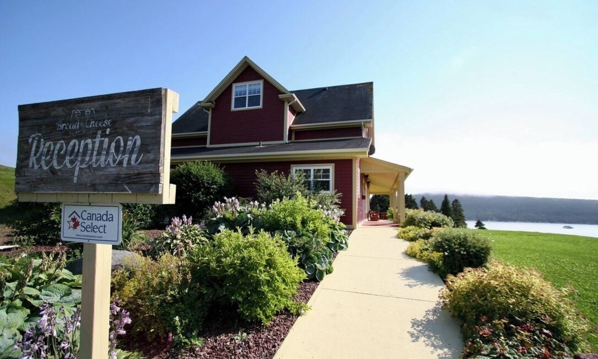 Bay Bulls Cottage | Oceanfront Cottage in quiet Newfoundland town 30 minutes from St Jonh's.
