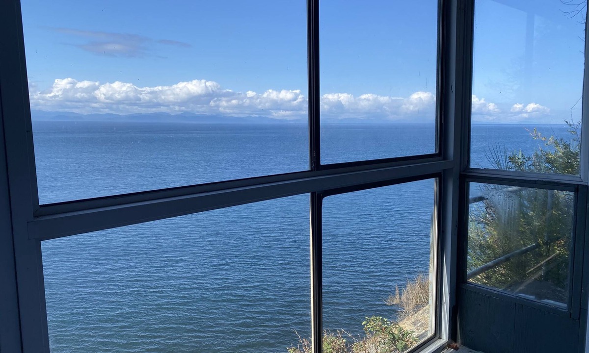 Juan de Fuca Electoral Area House | Oceanfront House with a Hot Tub close to the Surf