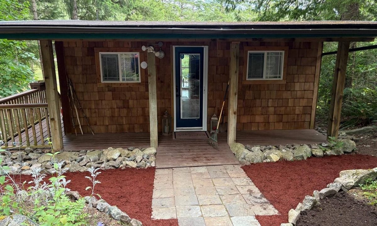Madeira Park Cabin | Oceanfront Private Peaceful Cabin on an Acre
