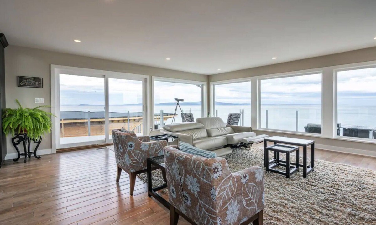 Saanich East House | Oceanfront/Self Check-in/Out/Wifi/Views/High Cleaning Standards/Luxury Getaway