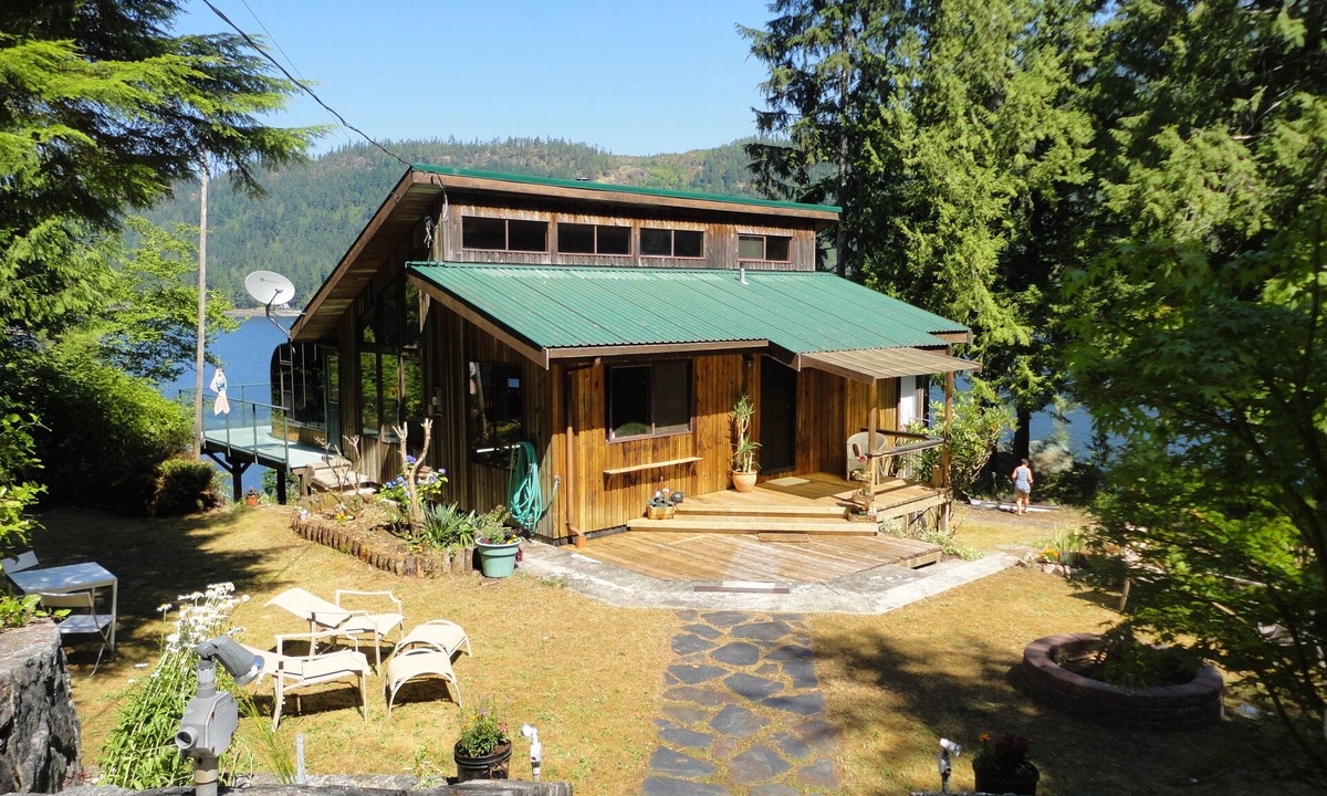 Egmont House | Oceanside dream vacation property with four bedrooms and two bathrooms