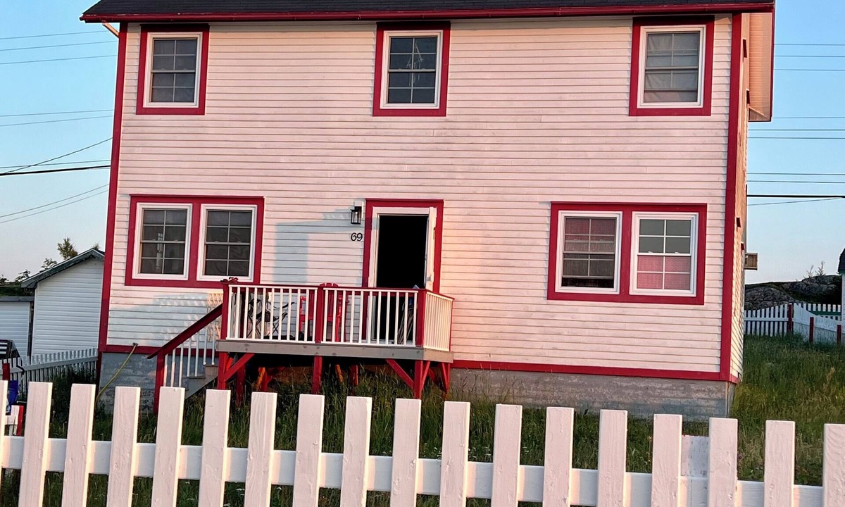 Joe Batt's Arm House | Oceanside Saltbox House with Modern Touches!