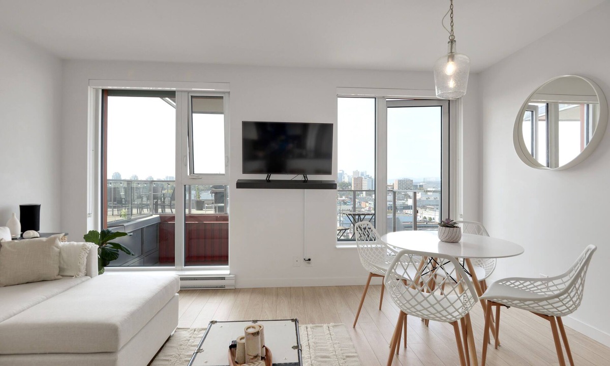Downtown Eastside Apartment | Oceanview 1Br condo w/ parking