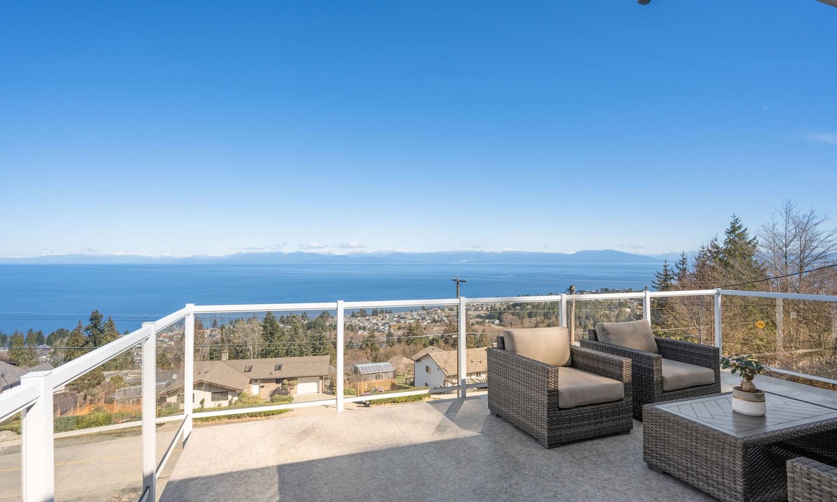 Regional District of Nanaimo House | Oceanview Paradise in Great Location!